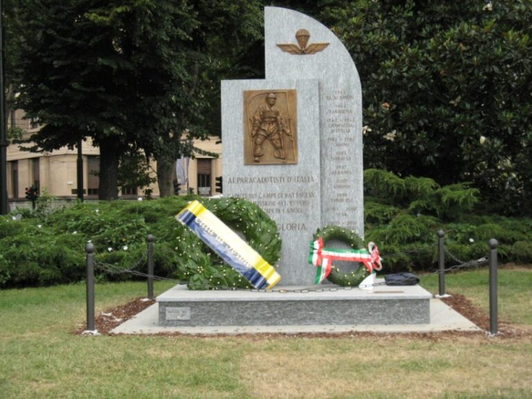 Una Corona di Alloro al Monumento dedicato ai “Paracadutisti d’Italia”