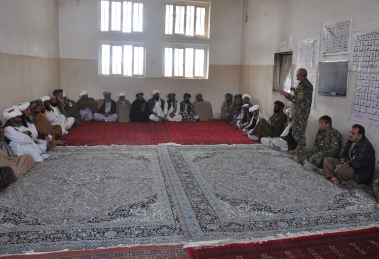 Afghanistan: trentacinque insorti consegnano le armi alla polizia di Shindand