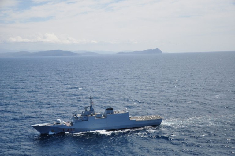 Le navi della Marina Militare ‘alzano il tiro’ contro costa