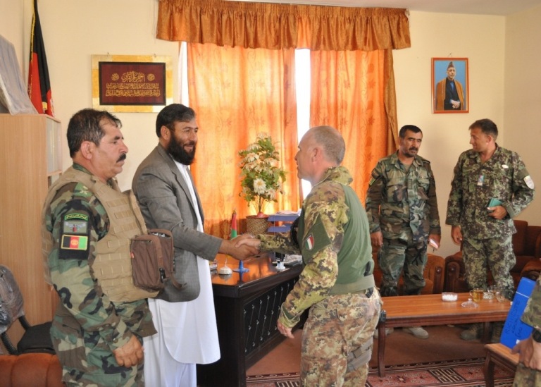 Afghanistan: donazione dei militari italiani e delle forze di sicurezza afghane nel distretto di Shindand