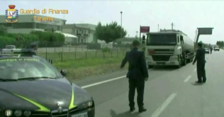 Maxi truffa nella distribuzione di carburanti e contrabbando – 73 arresti e 124 denunciati tra cui dirigenti e funzionari della raffineria E.n.i. di Taranto