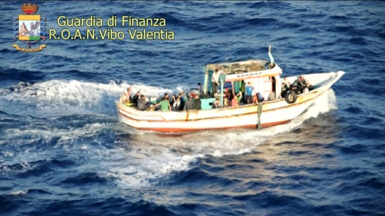 Intercettato un peschereccio con a bordo 48 migranti al largo delle coste Calabresi antistanti Roccella Jonica (RC)