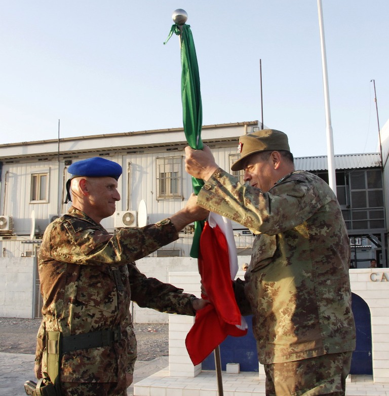 12. il colonnello Miana cede al generale Gamba la bandiera di ITALFOR