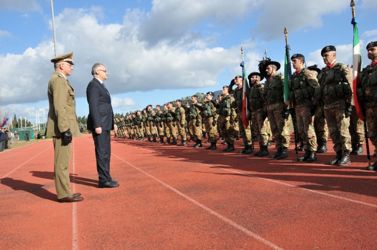 Il Ministro e il Generale Graziano salutano la Brigata Sassari