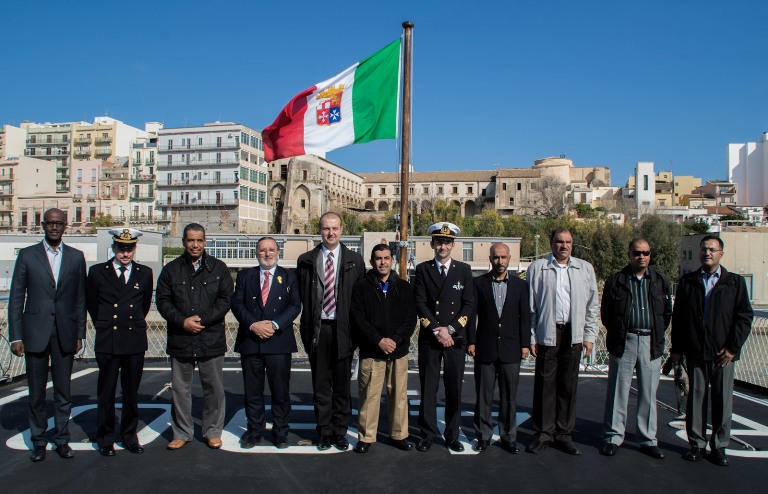 Visita di una delegazione della marina del Bahrein a bordo di nave Cigala Fulgosi