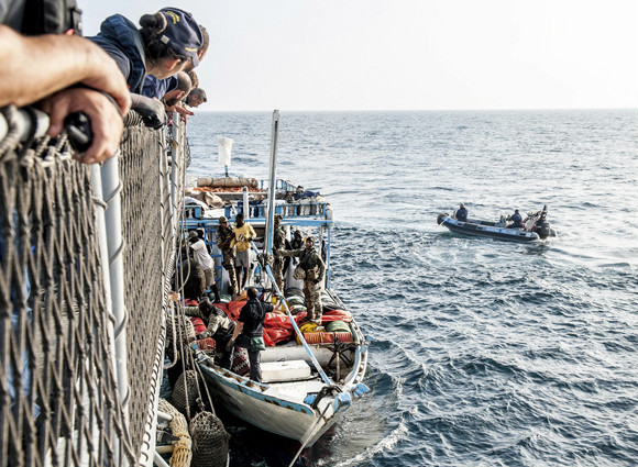 Antipirateria: la fregata Libeccio salva un dhow alla deriva nel golfo di Aden