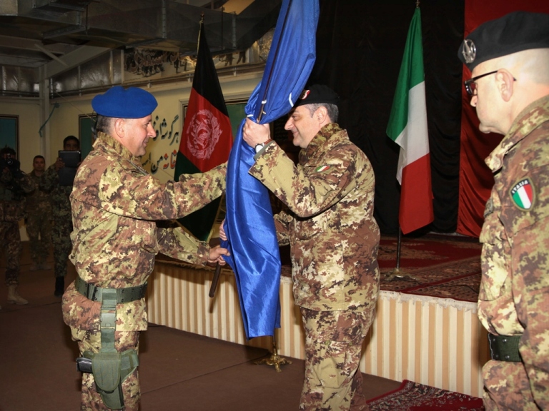 Il generale Scopigno riceve la bandiera della NATO