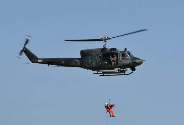 Marittimo filippino soccorso da un elicottero della MICCD