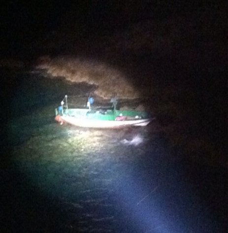 HH139 individua un barcone a largo di Favignana--