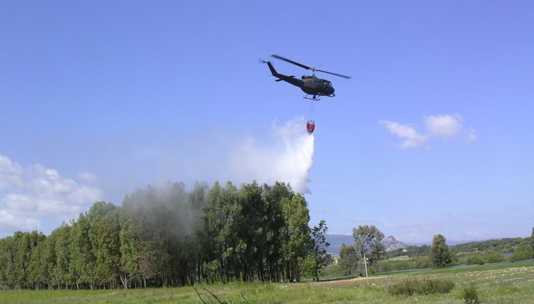 Gli elicotteri dell’Esercito intervengono nel cosentino e nel catanzarese per contrastare gli incendi.